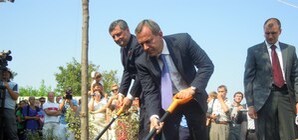 Как вице-премьер под Одессой школу открывал: ел пирожки с компотом, копал землю и чуть не попал в Пундика мячом