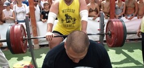 Севастопольские богатыри потягают многотонные машины и 350-килограммовые покрышки