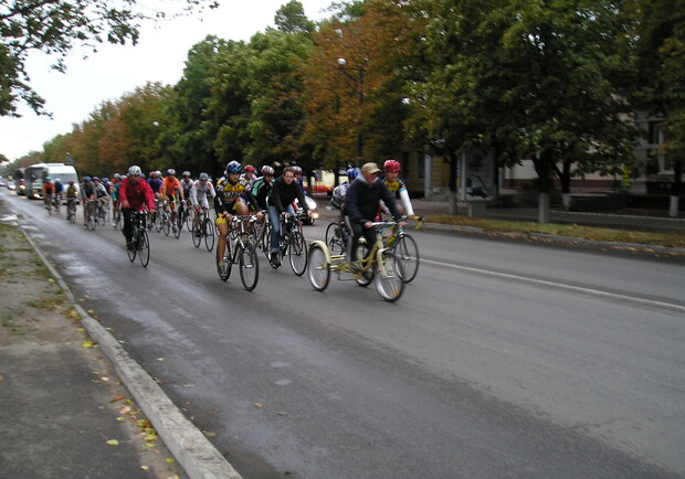 Парад велосипедистов финиширует на Фестивальном причале. Фото vgorode.ua