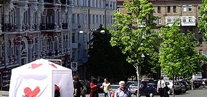 Кто-то сломал руку женщине возле палатки БЮТ