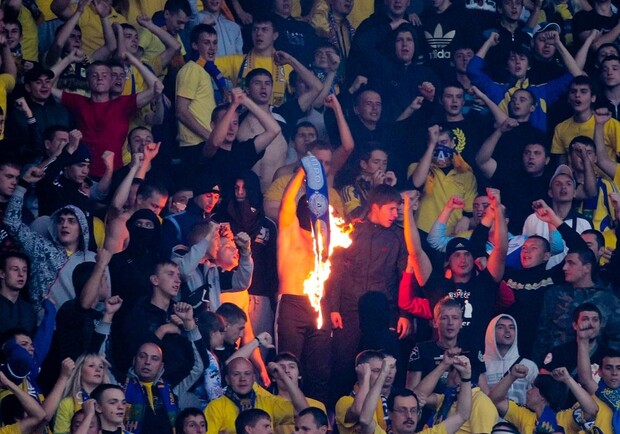 Фото Александра Осипова, <a href=http://http://isport.ua/>isport.ua </a>. Фанаты "Металлиста" сожгли шарф с символикой "Днепра". 