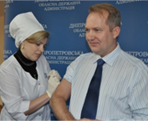 Сергей Рыженко делает прививку. Фото с сайта new-most.info