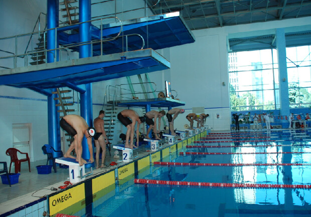 Среди милиционеров есть много спортсменов по плаванию. Фото с сайта umvs.dp.ua