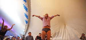 Киевский блоггер запечатлел стриптиз и культуру пьяного человека на Октоберфесте