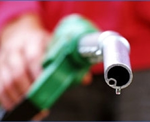 Литр бензина А-95 в Днепропетровске стоит от 10,10 до 10,24 гривен. Фото с сайта tsn.ua