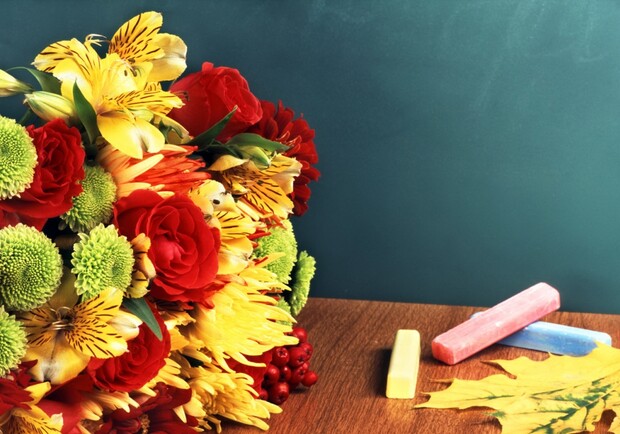 Цветы и деньги – самый распространенный подарок. Фото с сайта top-desktop.ru