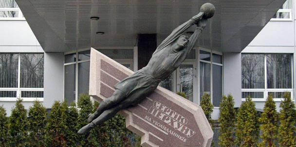 Памятник Сергею Перхуну в Днепропетровске. Фото Антона Белого