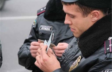 Однако есть несколько нарушений ПДД, которые предусматривают изъятие документа. Фото с сайта autocentre.ua