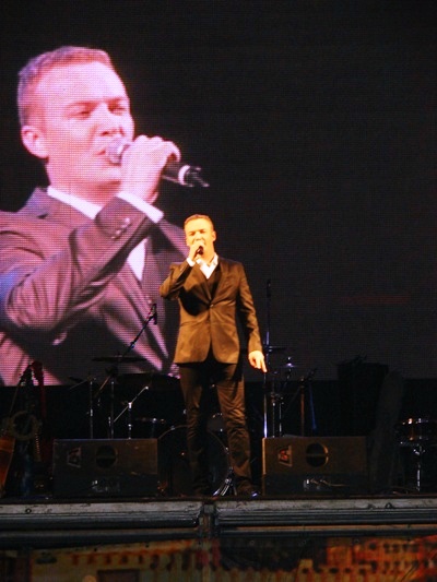 Концерт вел пародист Валерий Юрченко. Фото vgorode.ua