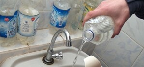 Жителей Сырца уже два месяца водят за нос – люди сидят без горячей воды, а коммунальщики путаются в показаниях