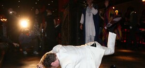 Свой день рождения дизайнер Андре Тан отметил в позе лотоса