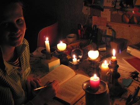 Детям придется учить уроки при свечах. Фото с сайта engene.ru