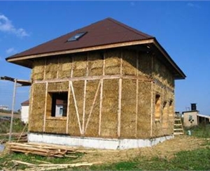 Соломенный дом гораздо дешевле кирпичного. Фото с сайта biodoma.ru.