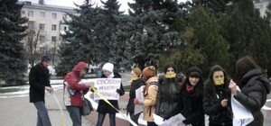 Мирно протестуя, луганчане заклеили рты