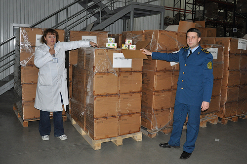 Таможенники передали 40,6 тысяч упаковок препарата "Доктор МОМ". Фото Днепропетровской таможни