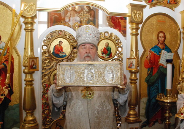 Митрополит Ириней с мощами. Фото с сайта Днепропетровской епархии УПЦ