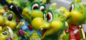 Забавные фигурки, украшения в китайском стиле и прочая драконья атрибутика - Луганск готовится к Новому году