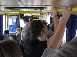 Троллейбусы ездят полупустые, а маршрутки переполнены. Фото с сайта tsn.ua