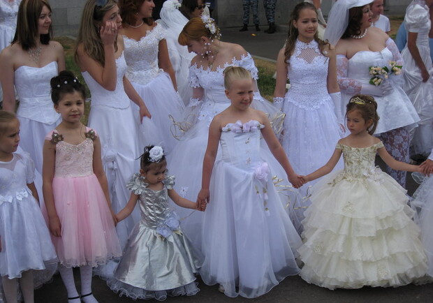 Теперь невестой может стать только девушка, которой уже исполнилось 18 лет. Фото с сайта labirint.com.ru
