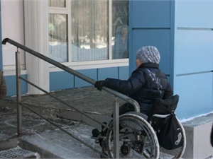 Многие украинские аптеки для людей в инвалидных колясках - неприступны. Фото с сайта kp.ua