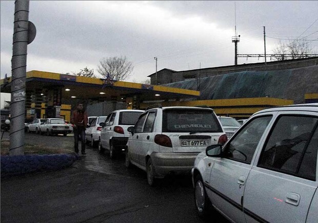 Цена на бензин пока остается на прежнем уровне. Фото с сайта fergananews.com