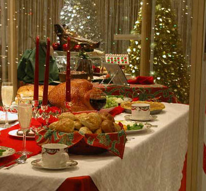 Новогодний стол обычно самый богатый, чтобы в наступающем году было достаточно еды и питья. Фото с сайта vkusnoe.info