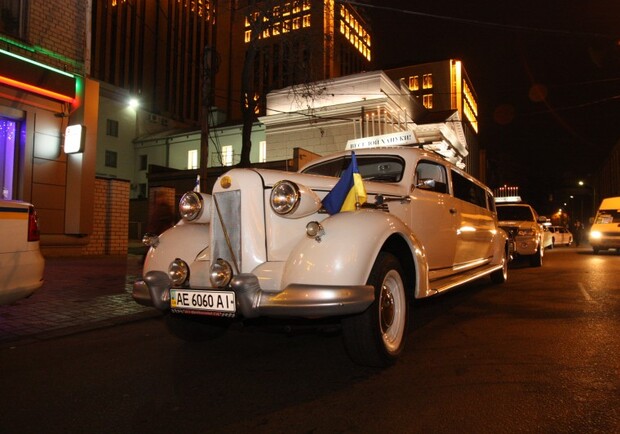 По ночному городу носились лимузины, украшенные ханукалные горящими свечами. Фото с сайта djc.com.ua