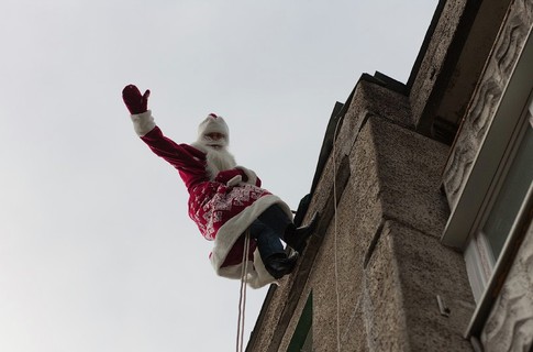 Дед Мороз может поздравить вас и придя через окно. Фото с сайта darikrasivo.by