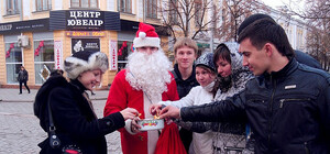 Фотофакт: в центре Симферополя Дед Мороз раздавал 