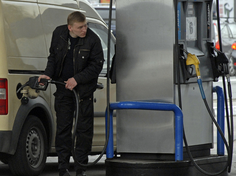 Стоит сделать запас бензина, пока он не подорожал. Фото с сайта mk.ru