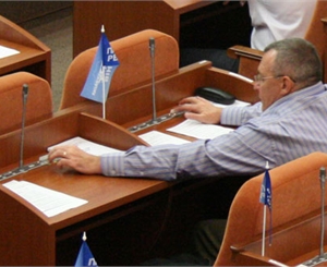 За хорошие решения депутаты голосуют двумя руками. Фото с сайта litsa.com.ua