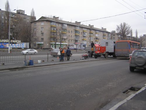 Установка разделительного барьера между проезжими частями на Правде. Фото с сайта litsa.com.ua