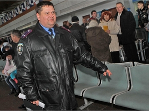 Начальник линейного отдела милиции аэропорта Николай Ткаченко показывает кресло, где 20 часов недвижимо просидел влюбленный японец. Фото с сайта kp.ua