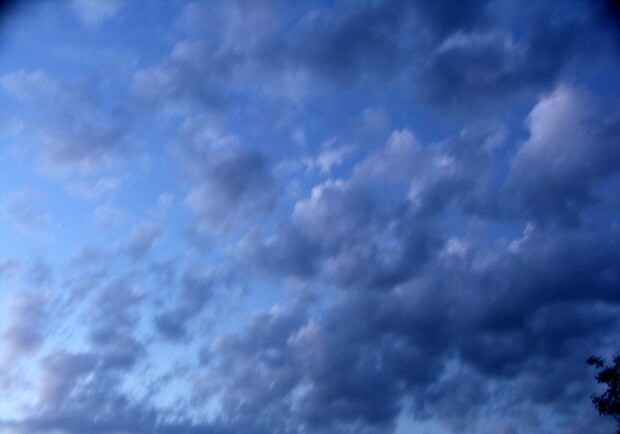 Синие вечерние облака в этот день предвещали перемену погоды. Фото с сайта liveinternet.ru