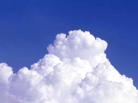 Белое большое облако предвещало вьюгу и метель. Фото с сайта zastavki-oboi.ru