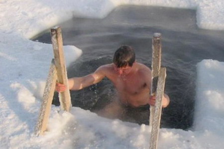 Находиться в ледяной воде можно не более 20 секунд. Фото с сайта rodgor.ru