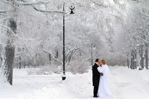 Свадьба в снежную зиму – настоящая сказка. Фото с сайта dailyfashion.ru