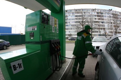 По словам эксперта, в некоторых сетях АЗС уже сегодня наблюдается снижение цен на топливо. Фото с сайта veskr.com.ua