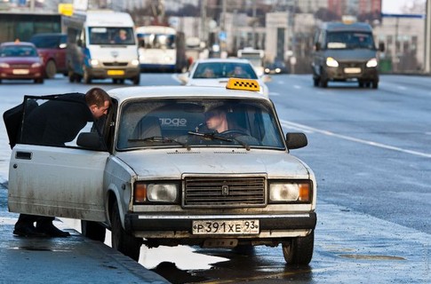 Нелегалы занимают львиную долю мест самых завидных пассажирообразующих точек города. Фото: trinixy.ru