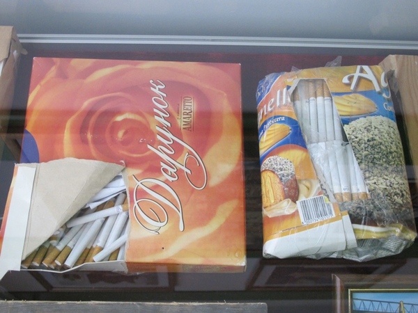 Сигареты в конфетных коробках – самая безобидная контрабанда. Фото с сайта gorod.dp.ua