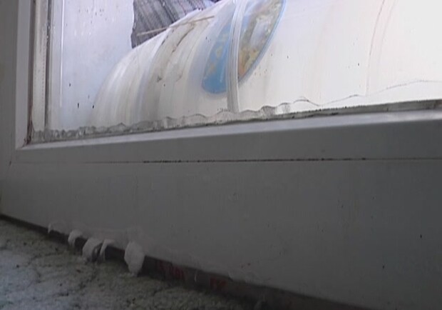 Людей в квартирах "греет" лед на окнах. Фото с сайта 34.ua