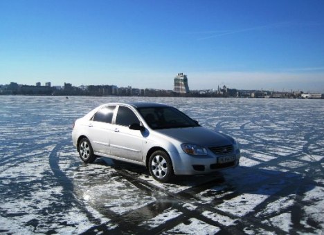 Желающих испытать свои нервы, машины и днепровский лед оказалось не много. Фото с сайта dnepr.comments.ua