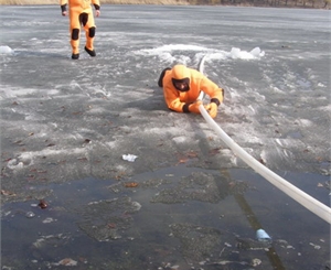 Гулять по льду нужно с осторожностью. Фото с сайта kp.ua