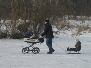 На замерзшей реке сейчас полно не только рыбаков и конькобежцев, но и родителей с малышами. Фото с сайта kp.ua