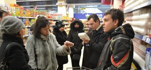 Фотофакт: Какие супермаркеты травят нас просроченными продуктами?
