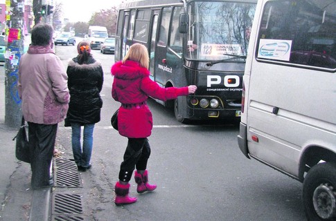 Запрыгнуть в маршрутку посреди дороги уже не получится? Фото с сайта segodnya.ua