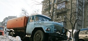 Как в Киеве спасаются от наводнения – сгребают снег с обочин и отсасывают грязь 