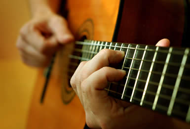 Петь песни под гитару будут не только приглашенные музыканты, но и зрители. Фото с сайта siteguitar.narod.ru