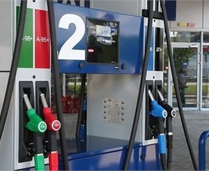 Выбираем бензин. Фото: delfi.ua