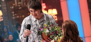 Веремейчик задарил цветами жену Кривошапко и Анфису Чехову